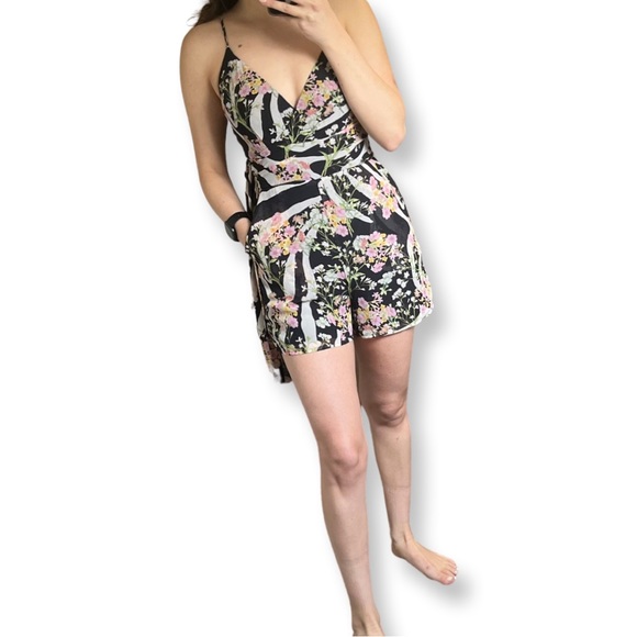 Printed romper with adjustable straps - Picture 1 of 7
